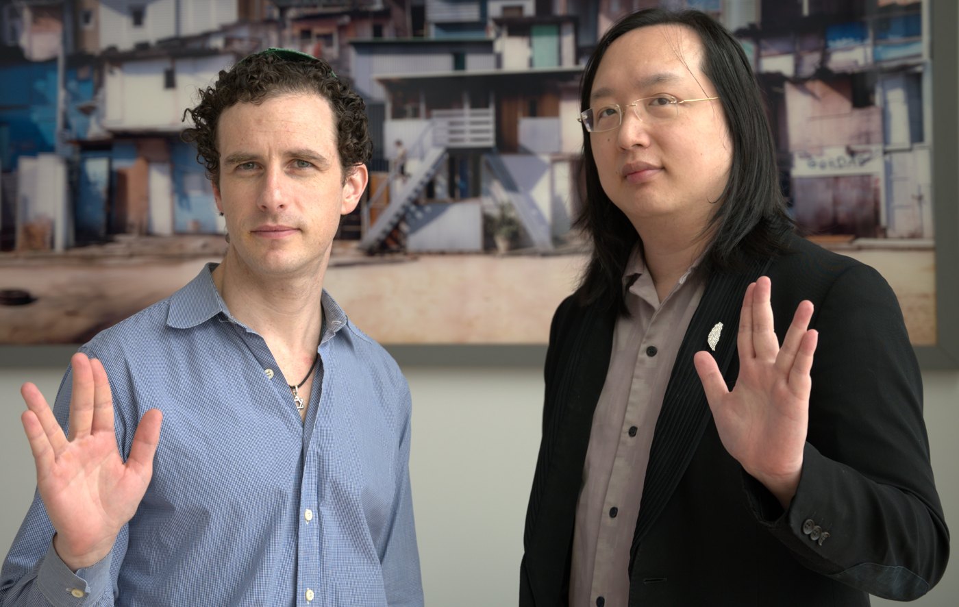 Plurality 官方作者頁的合照，Glen Weyl 與唐鳳並肩站立，舉起手掌。